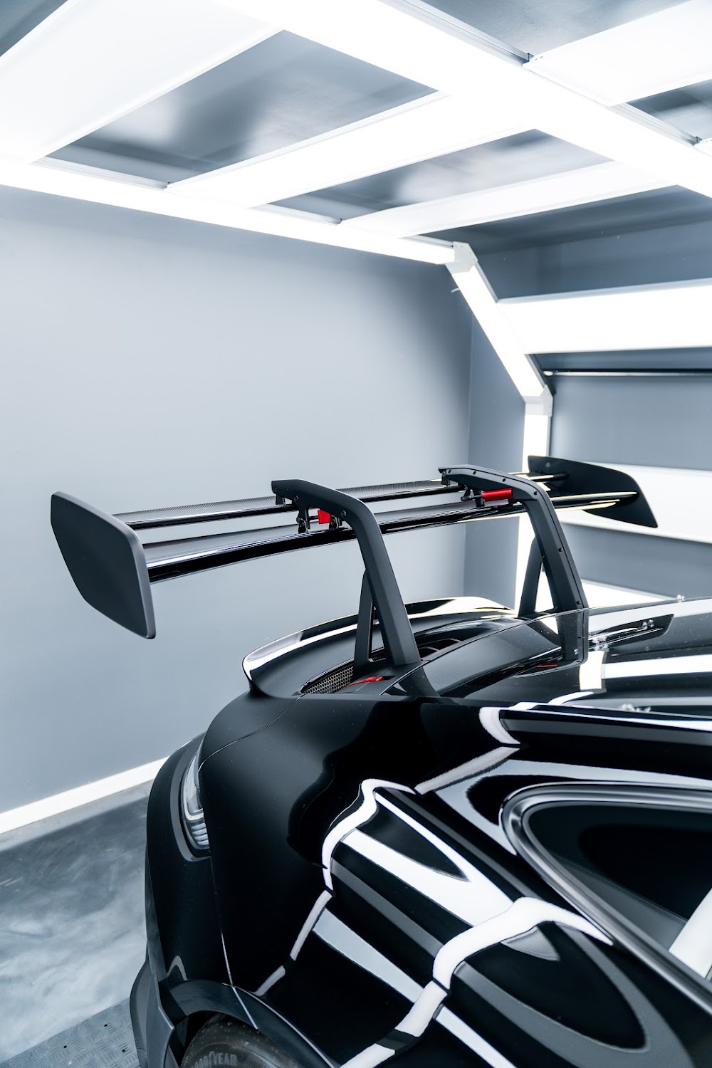 GT3 RS swan-neck wing and decklid detail
